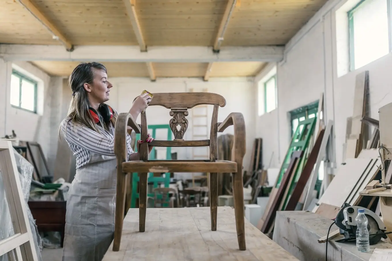 renowacja drewnianego krzesła