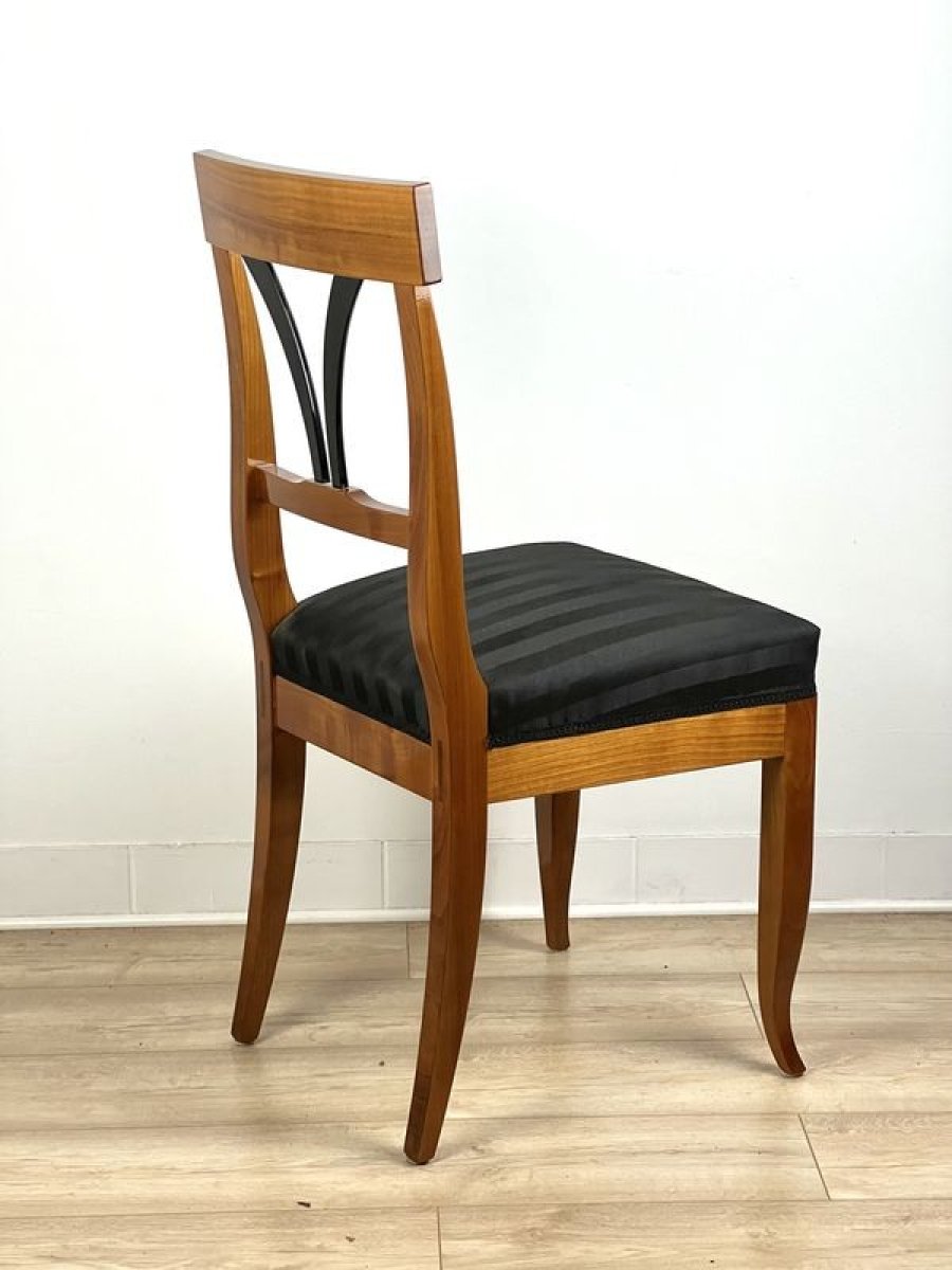 2-eleganckie-krzeslo-biedermeier-drewno-czeresniowe-polysk-dwie-czarne-lezki-oparcie