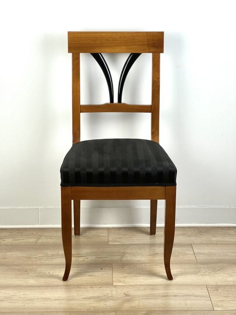 3-stylowe-krzeslo-biedermeier-czeresniowe-dwie-czarne-lezki-w-oparciu-wysoki-polysk