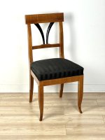 1-krzeslo-biedermeier-wysoki-polysk-drewno-czeresniowe-dwie-czarne-lezki-w-oparciu