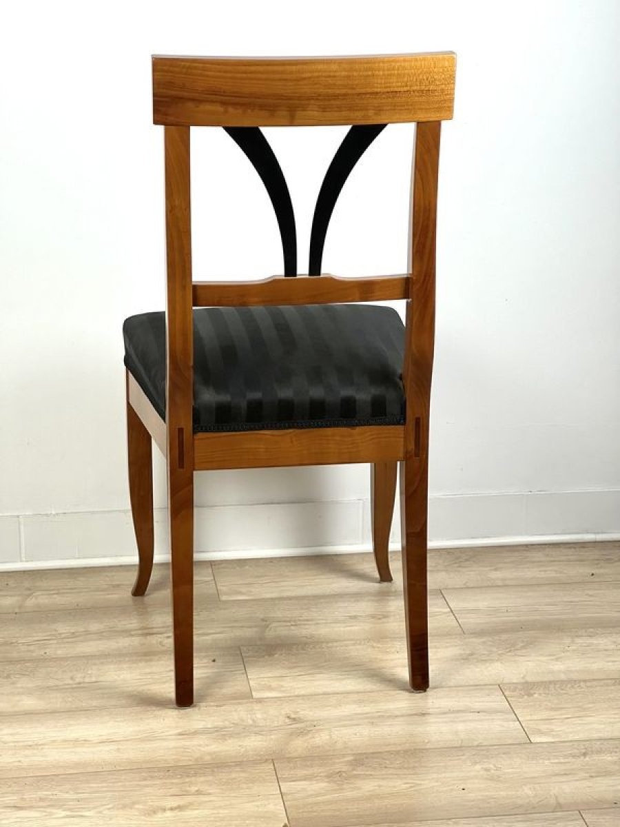 8-designerskie-krzeslo-biedermeier-dwie-czarne-lezki-w-oparciu-drewno-czeresniowe