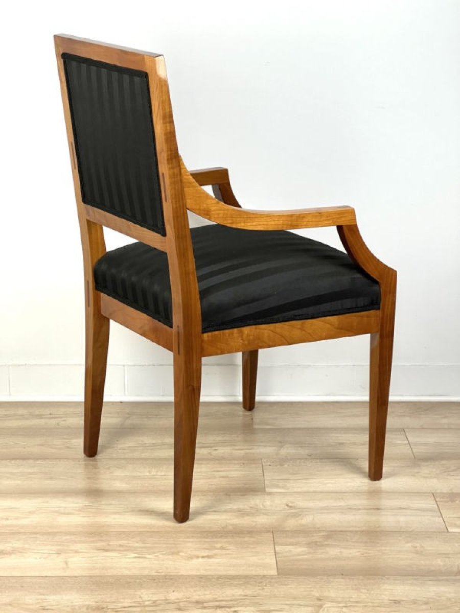 2 styl_biedermeier_krzesło_z_podłokietnikami_z_drewna_czereśniowego_i_czarnym_materiałem_w_pasy