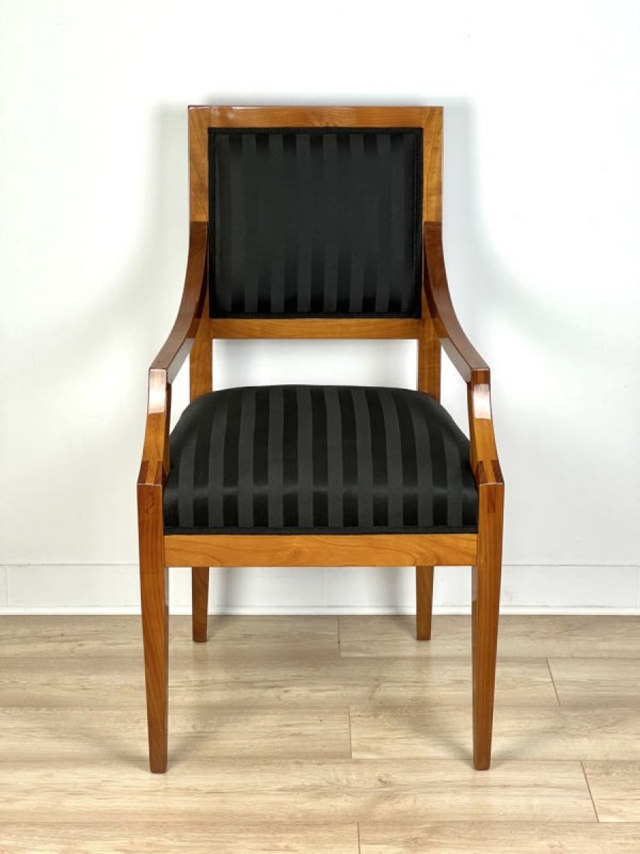 3 drewniane_krzesło_biedermeier_z_podłokietnikami_i_czarnym_materiałem_w_pasy