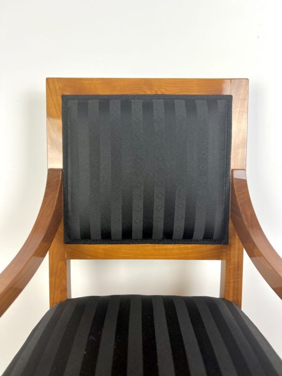 4 krzesło_z_podłokietnikami_w_stylu_biedermeier_z_drewna_czereśniowego_i_czarnym_materiałem
