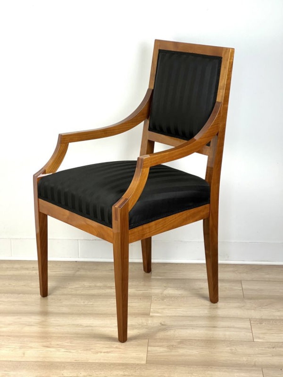 5 biedermeier_krzesło_z_podłokietnikami_z_czereśniowego_drewna_i_materiałem_w_pasy