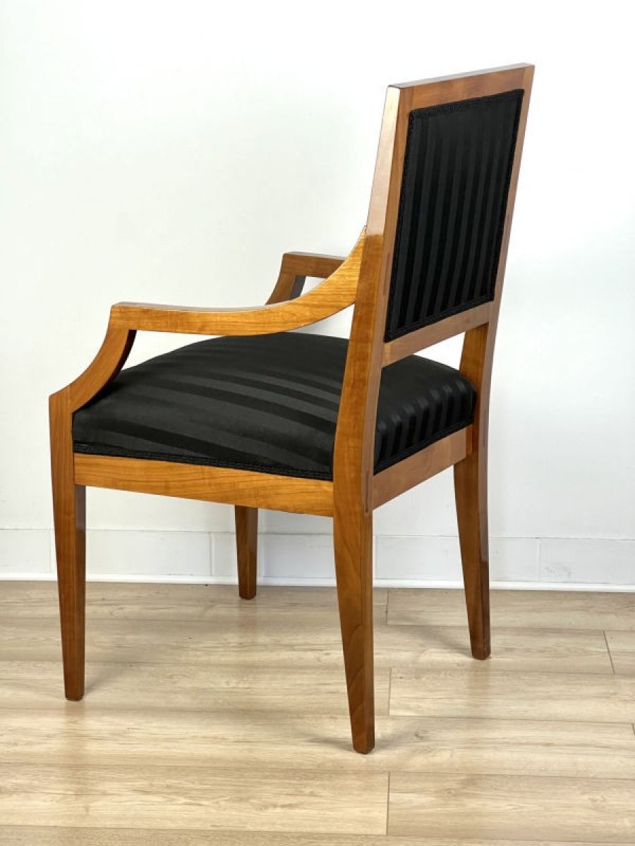 6 krzesło_biedermeier_z_podłokietnikami_z_drewna_czereśniowego_i_czarnym_materiałem_pasowym