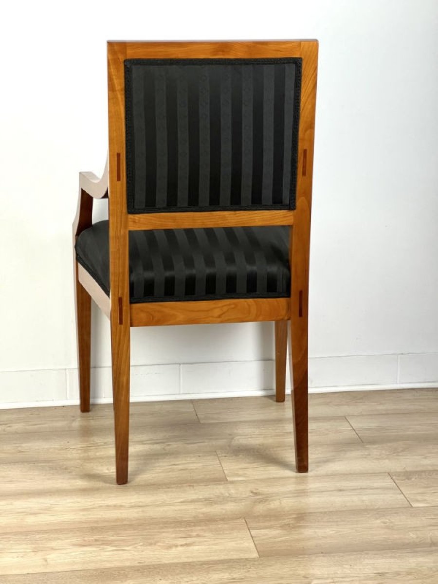 7 styl_biedermeier_krzesło_z_podłokietnikami_i_czarnym_materiałem_w_pasy_z_drewna_czereśniowego